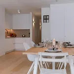 Huswell - Spacious Two Bedroom In