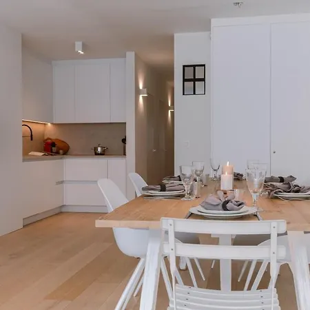 Huswell - Spacious Two Bedroom In