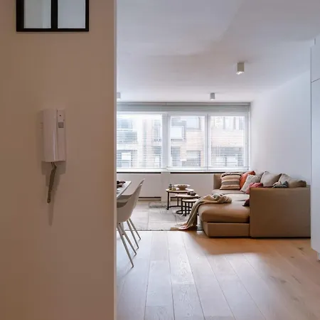 Huswell - Spacious Two Bedroom In דירה