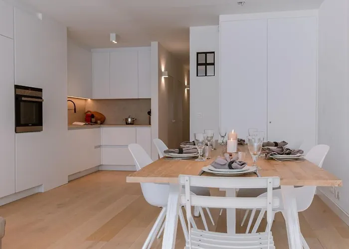 Huswell - Spacious Two Bedroom In