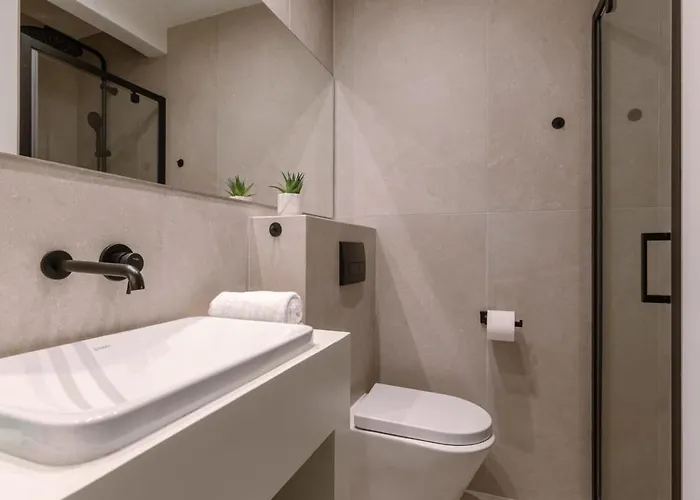 Huswell - Spacious Two Bedroom In